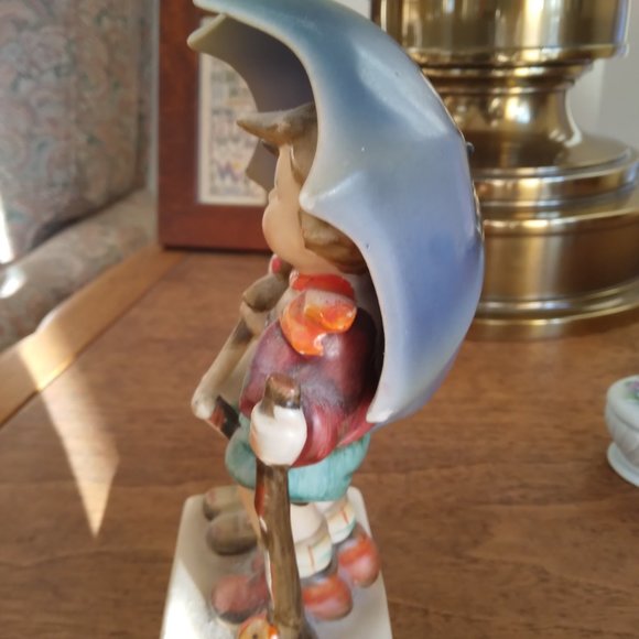 Figurine, Vintage, Decorative, Ceramic, Girl and Boy Under Umbrella - Picture 2 of 6